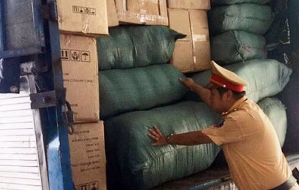 Tang vật gần 300kg đạn chì được lực lượng CSGT Quảng Nam phát hiện và thu giữ ngay ngày đầu năm 2017. Tang vật gần 300kg đạn chì được lực lượng CSGT Quảng Nam phát hiện và thu giữ ngay ngày đầu năm 2017.