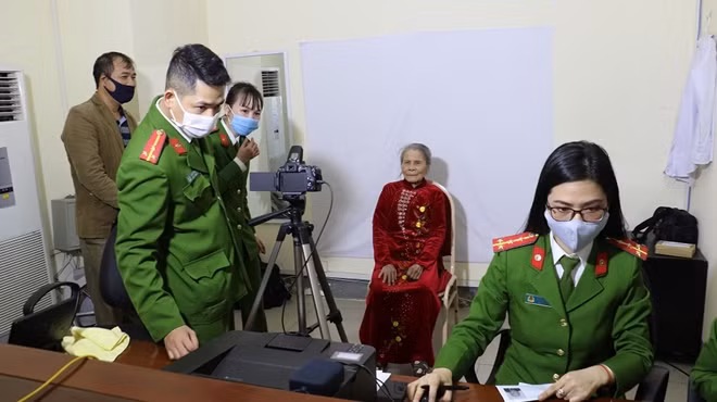 Cán bộ Công an TP Vinh hướng dẫn, giúp đỡ người dân chụp ảnh làm CCCD.