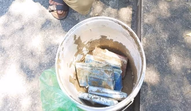 Các đối tượng giấu 6 bánh heroin trong một thùng sơn cũ.