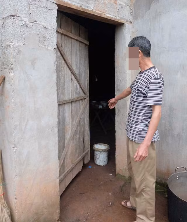 Ông nội cháu H. trước hiện trường vụ án. Ông nội cháu H. trước hiện trường vụ án.