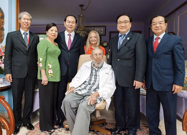 Chủ tịch nước Trần Đại Quang, phu nhân và các thành viên Đoàn đại biểu cấp cao Việt Nam chụp ảnh lưu niệm cùng lãnh tụ Fidel và phu nhân của ông. Chủ tịch nước Trần Đại Quang, phu nhân và các thành viên Đoàn đại biểu cấp cao Việt Nam chụp ảnh lưu niệm cùng lãnh tụ Fidel và phu nhân của ông.