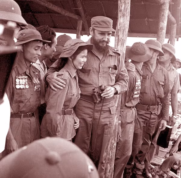 Lãnh tụ Fidel Castro và nữ anh hùng quân Giải phóng Miền Nam Việt Nam Tạ Thị Kiều tại một căn cứ trong vùng Giải phóng Quảng Trị.
