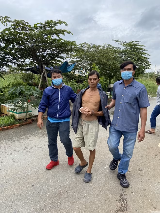 Công an dẫn giải đối tượng truy nã giết người Đặng Huy Tạo (giữa). Công an dẫn giải đối tượng truy nã giết người Đặng Huy Tạo (giữa).