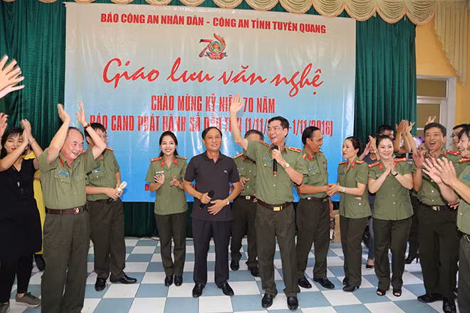 Chương trình giao lưu văn nghệ trong chuyến về nguồn. Chương trình giao lưu văn nghệ trong chuyến về nguồn.