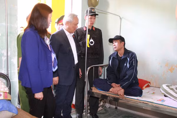 Phó Chủ tịch Quốc hội Uông Chu Lưu và Đoàn công tác thăm hỏi một phạm nhân đang điều trị tại bệnh xá. Phó Chủ tịch Quốc hội Uông Chu Lưu và Đoàn công tác thăm hỏi một phạm nhân đang điều trị tại bệnh xá.