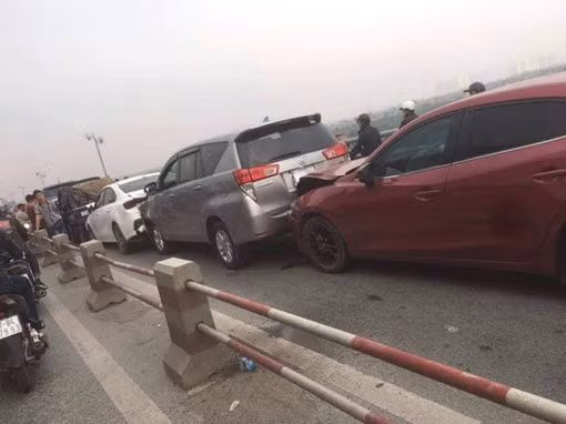 7 ô tô 'dồn toa' trên cầu Thanh Trì, ùn tắc kéo dài