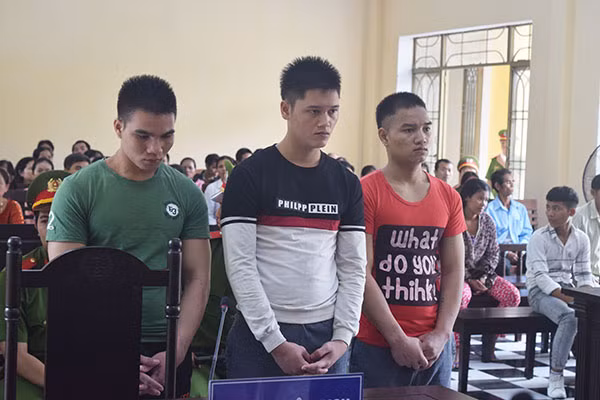 Nhóm bị cáo Bổng, Bàn và Mượn tại tòa. Nhóm bị cáo Bổng, Bàn và Mượn tại tòa.