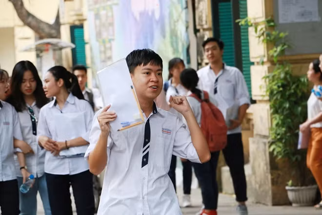 Cậu học trò này cũng không giấu được sự vui mừng sau buổi thi chiều nay.