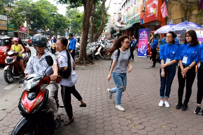 Chiều nay các sĩ tử sẽ thi môn Anh văn. Theo lịch 14h20 sẽ phát đề...