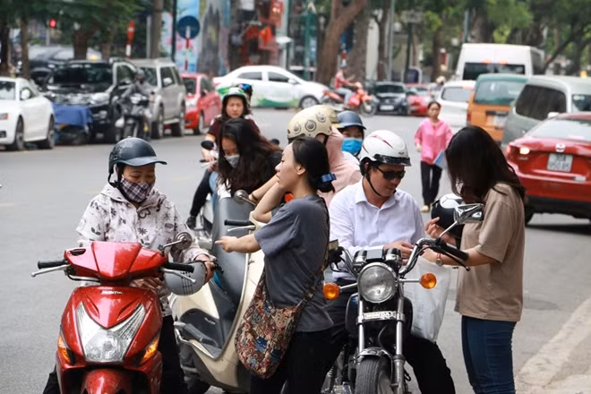 Hầu hết các sĩ tử tuổi rồng đều được gia đình đưa đến địa điểm thi.