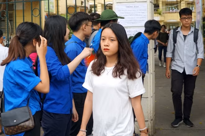 Theo một thí sinh cho biết khó nhất của bài thi Anh ngữ là phần bài đọc bởi có một từ vựng nằm ngoài kiến thức chung. Trong ảnh một cô học trò ra khỏi trường thi với khuôn mặt "nặng trĩu".