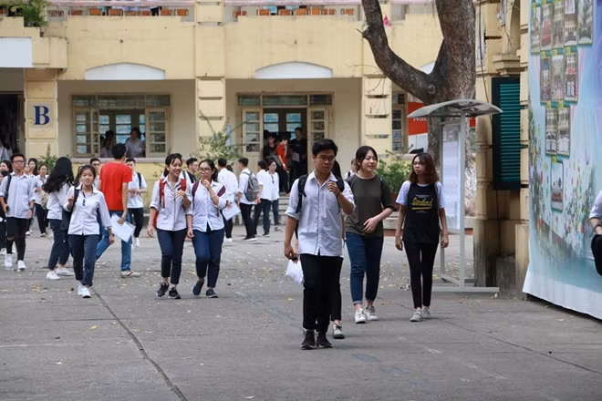 Chiều nay (26-6), đúng 3h30 tiếng trống báo hiệu kết thúc buổi thi tiếng Anh của kỳ thi THPT quốc gia 2018 vang lên. Tại điểm trường thi THPT Việt Đức, các "sĩ tử 2K" lũ lượt rời phòng thi.