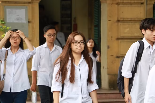 Bên cạnh đó cũng có không ít em ra khỏi phòng thi với vẻ mặt nặng trĩu.