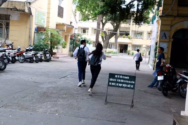 Những cô cậu học trò "đến muộn" chạy như bay vào các phòng thi.