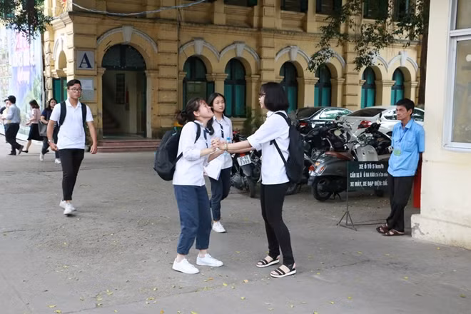 Năm nay đề thi THPT Quốc gia được đánh giá là tính phân loại thí sinh cao nên sĩ tử rời phòng thi với 1001 cảm xúc lẫn lộn. Trong ảnh một đôi ban tỏ ra vô cùng phấn khích khi rời phòng thi.