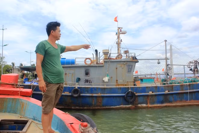 Một số ngư dân Quảng Bình than thở bên những con tàu tiền tỷ nằm gối bãi không thể ra khơi.