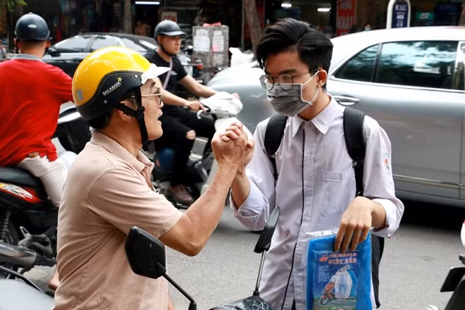 "Chúc con thi tốt" là câu mà nhiều học sinh tuổi 18 nhận được nhiều nhất hôm nay.