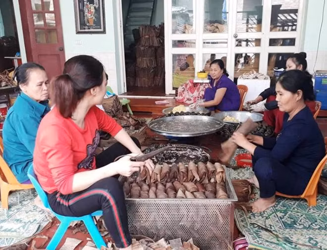 Người dân làng Mía phấn chấn làm bánh gai phục vụ nhu cầu Tết.