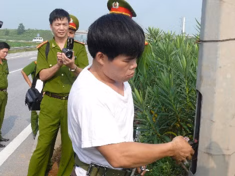 Cán bộ PC54 Công an tỉnh Bắc Ninh đang khám nghiệm hiện trường một vụ án.
