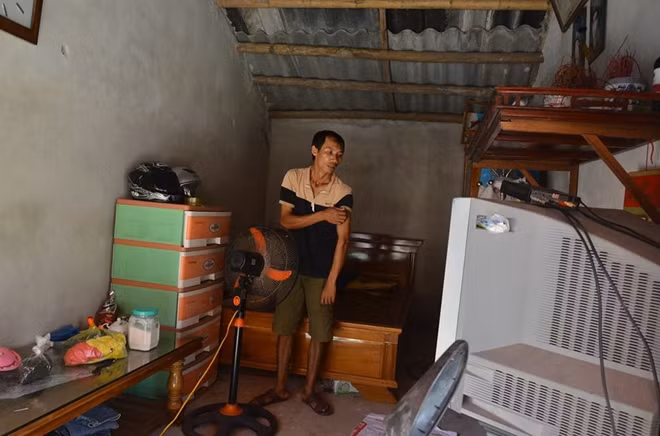 Anh Tân và gia đình đã dọn xuống nơi chứa thức ăn gia súc để ở.