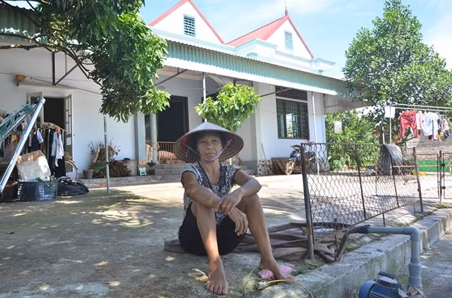 Vẫn biết xây dựng là sai nhưng người dân vẫn tha thiết muốn chính quyền các cấp có biện pháp để giảm thiệt hại cho bà con.