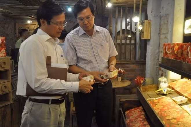 Lãnh đạo Sở Y tế Hà Nội kiểm tra cơ sở sản xuất bánh Trung thu Nhọ Nồi.