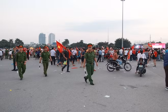 Lực lượng công an liên tục tuần tra xung quanh sân Mỹ Đình trước trong và sau trận đấu. Ảnh: Trần Ngọc.