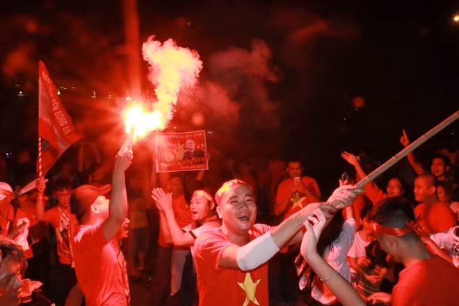 Liên đoàn bóng đá Châu Á (AFC) từng đưa ra các cảnh báo về việc những nước thành viên cần có biện pháp ngặn chặn các cổ động viên đốt pháo sáng trong những trận đấu.
