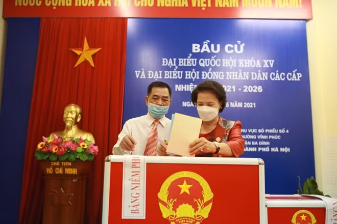 Đồng chí Nguyễn Thị Kim Ngân, nguyên Ủy viên Bộ chính trị, nguyên Chủ tịch Quốc hội thực hiện bỏ phiếu bầu cử.