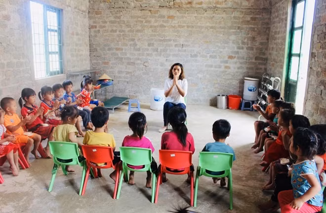 Cô giáo Lò Thị Loan đang dạy các con học hát.