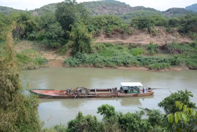 Một chiếc ghe hút cát dưới lòng sông Đồng Nai thuộc huyện Bù Đăng, tỉnh Bình Phước.