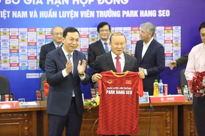 Phó Chủ tịch VFF Trần Quốc Tuấn trao áo đấu lưu niệm cho HLV Park Hang-seo.