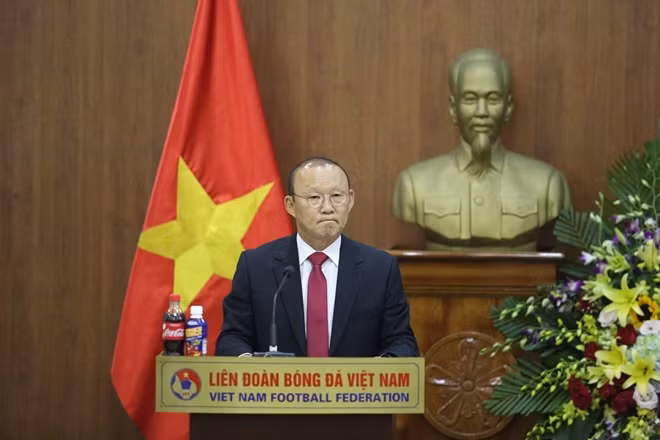 HLV Park Hang-seo phát biểu tại buổi lễ.