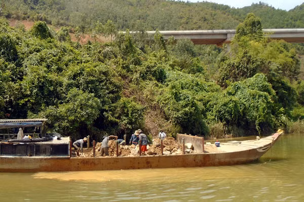 Đơn vị thi công đang gia cố chân kè tuyến số 5. Đơn vị thi công đang gia cố chân kè tuyến số 5.
