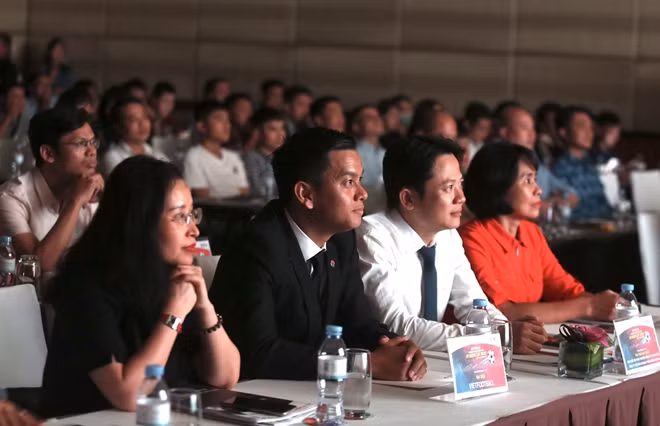 Phó Tổng cục trưởng Tổng cục Thể dục Thể thao bà Lê Thị Hoàng Yến cùng các đại biểu tại buổi lễ.
