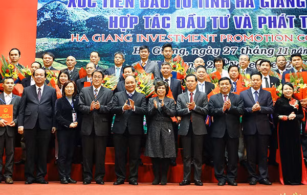 Thủ tướng Nguyễn Xuân Phúc với các doanh nghiệp nhận cam kết đầu tư vào tỉnh Hà Giang. Ảnh: TTXVN