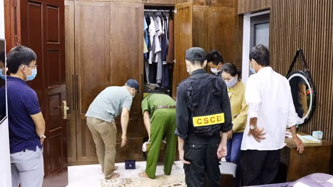 Lực lượng Công an tiến hành khám xét nhà các đối tượng.