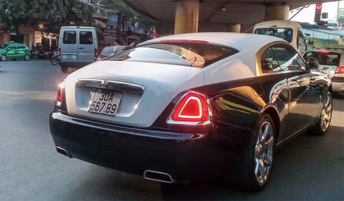Tương tự, chiếc Wraith ở Hà Nội cũng số tiến. Tương tự, chiếc Wraith ở Hà Nội cũng số tiến.