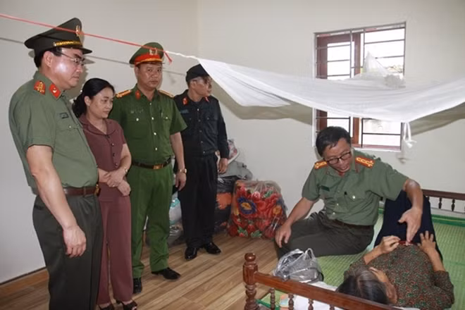 Đại tá Nguyễn Quốc Bảo, Trưởng Khoa Bệnh viện 198 cùng đoàn công tác Công an tỉnh Lạng Sơn đã đến tận nhà thăm, khám bệnh cho vợ ông Linh bị tai biến, nằm liệt giường .