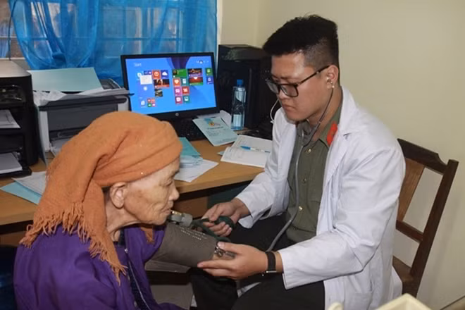 Rất nhiều người già yếu được các bác sĩ Bệnh viện 198 ưu tiên thăm, khám bệnh sớm.