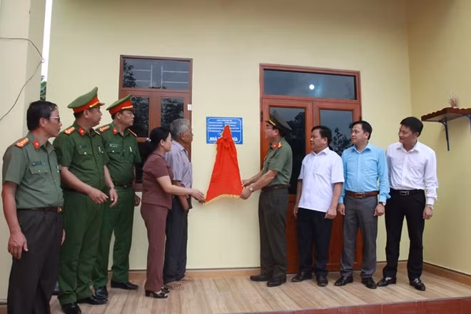 Đại tá Nguyễn Trung Thực cùng đại diện MTTQ tỉnh Lạng Sơn, lãnh đạo huyện Tràng Định và các nhà hảo tâm đã khánh thành, bàn giao nhà tình nghĩa cho gia đình ông Nông Ngọc Linh.