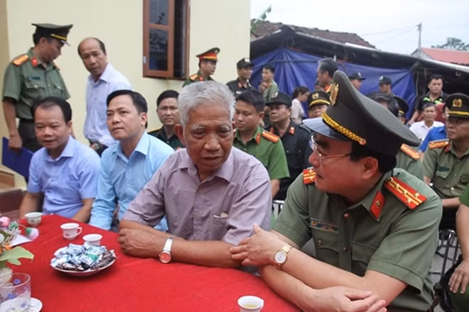 Thương binh Nông Ngọc Linh xúc động trò chuyện cùng Đại tá Nguyễn Trung Thực cảm ơn Công an tỉnh Lạng Sơn, Tiểu đoàn CSCĐ số 2 và các nhà hảo tâm đã giúp đỡ gia đình ông xây dựng nhà mới khang trang .