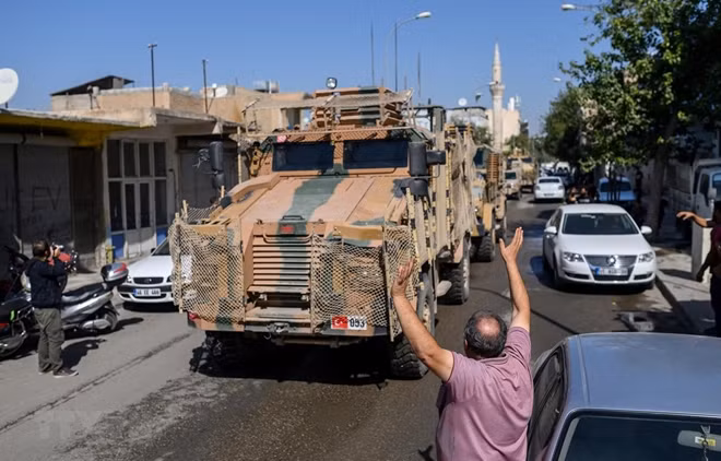 Xe quân sự của Thổ Nhĩ Kỳ tiến vào Tel Abyad, hướng về thị trấn Akcakale ở Sanliurfa (Syria).