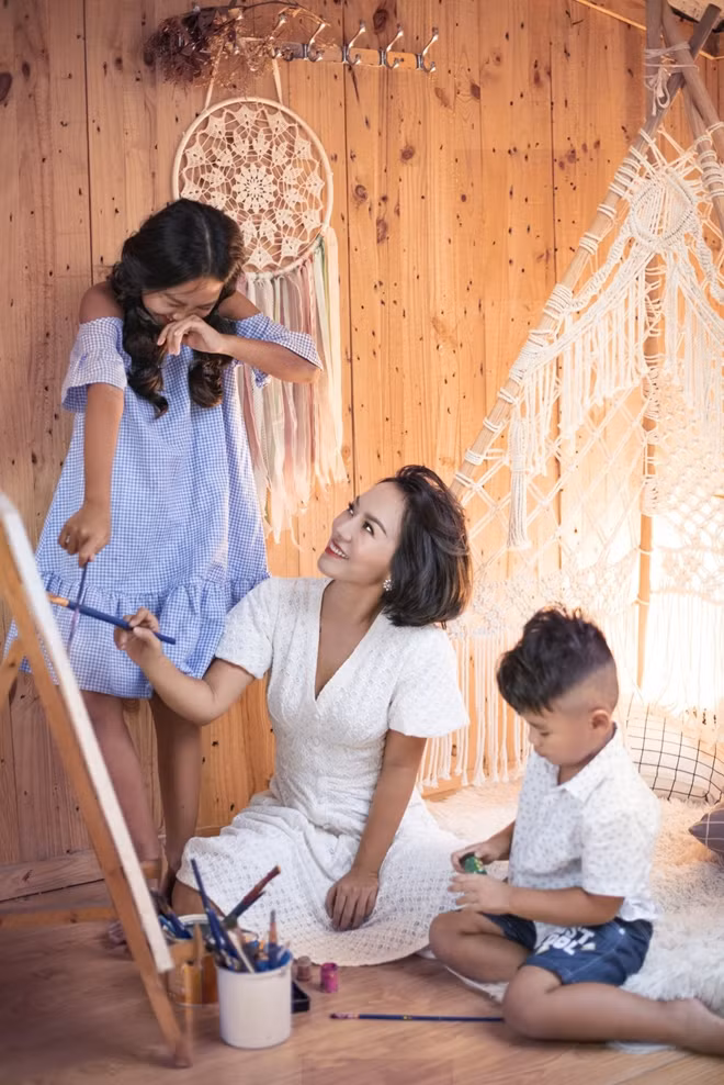 Thái Thùy Linh và các con trong MV ca nhạc.