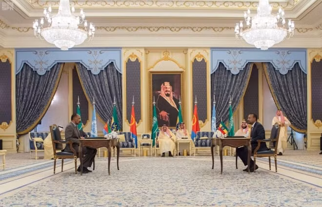 Thủ tướng Abiy Amed (bên phải) và Tổng thống Eritrea Afwerki trong lễ ký Hiệp ước Hòa bình Jeddah, Arab Saudi ngày 16-9-2018.