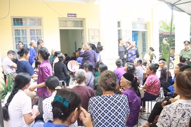 Người dân xã Đại Đồng nô nức tới trụ sở UBND xã Đại Đồng để đợi các bác sĩ Bệnh viện 198 khám bệnh, cấp phát thuốc miễn phí .