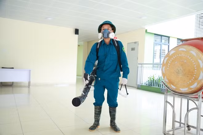 Sáng 1-2, công tác phun thuốc khử trùng được tiến hành tại trường Tiểu học Hoàng Diệu (Đội Cấn, Ba Đình, Hà Nội)