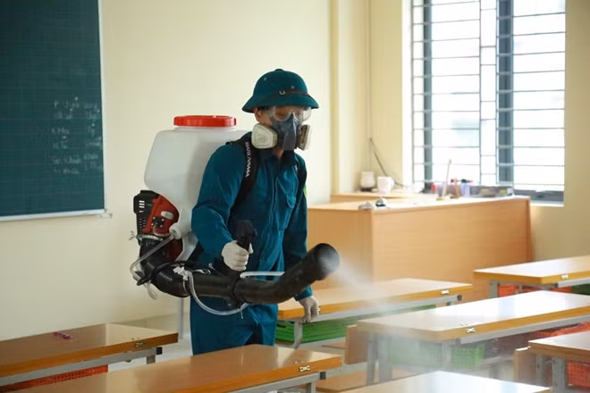 Công tác phun thuốc khử trùng được tiến hành ở tất cả các lớp học.