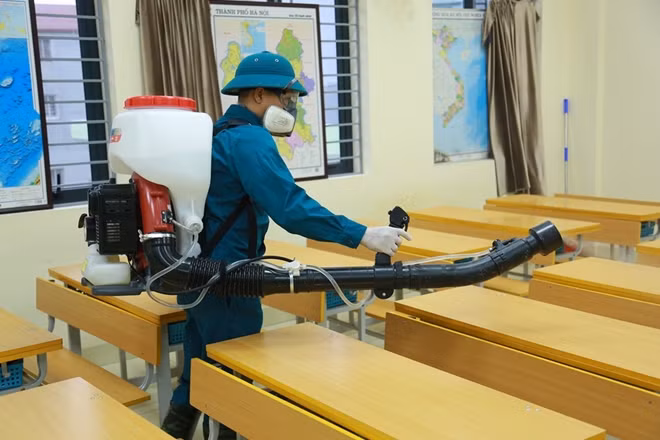 Công tác phun thuốc khử trùng ở các trường học trên địa bàn Hà Nội sẽ được tiến hành trong ngày hôm nay (1-2) và ngày mai (2-2). Cứ sau 1 tuần cơ quan chức năng sẽ tiến hành phun lại cho đến khi hết dịch.