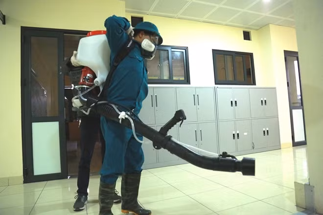 Chiếc máy phun thuốc có trọng lượng khoảng 15kg cộng thêm hóa chất khử trùng trọng lượng lên tới hơn 30 kg...